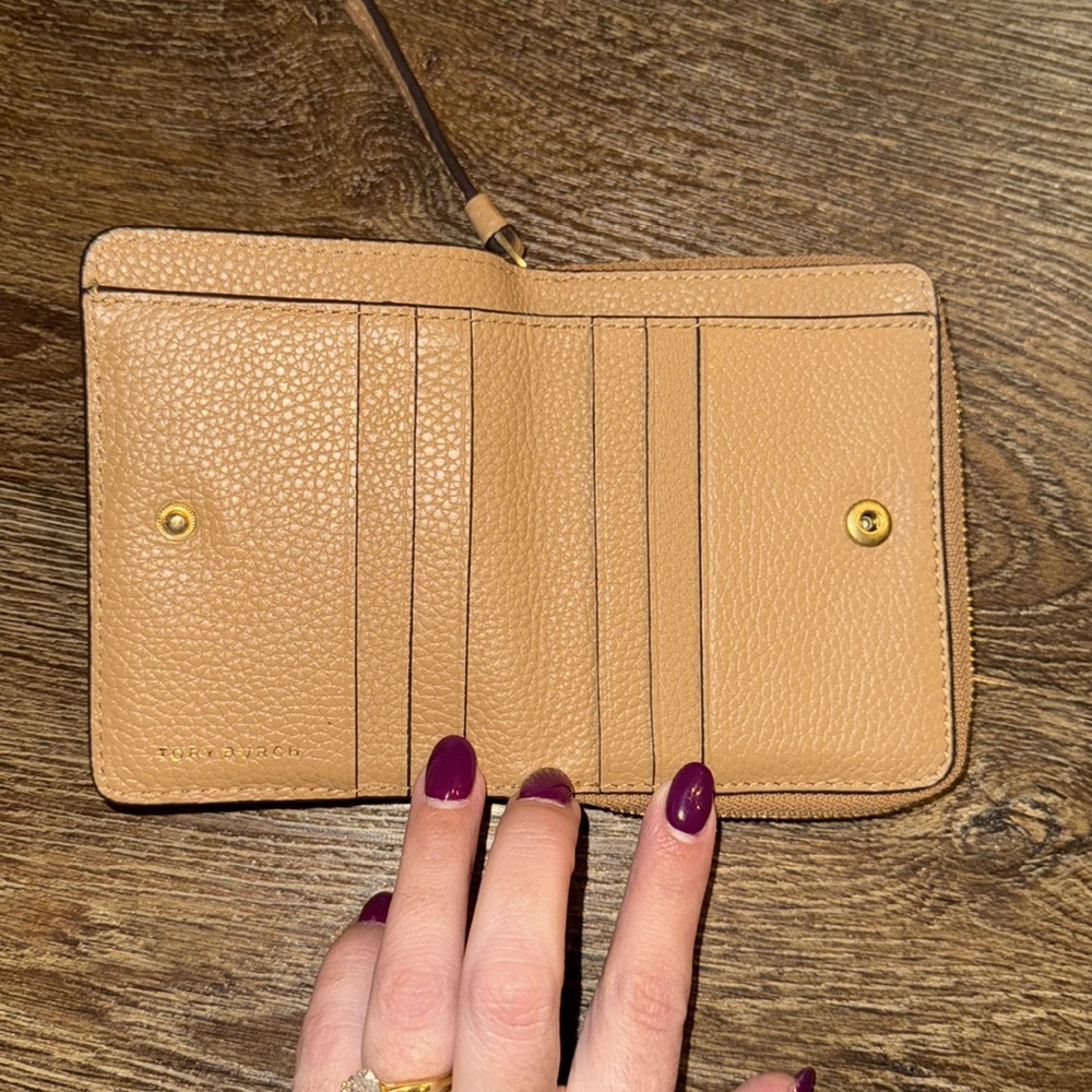 Tory Burch McGraw Bi-Fold Wallet - Picture 4 of 6